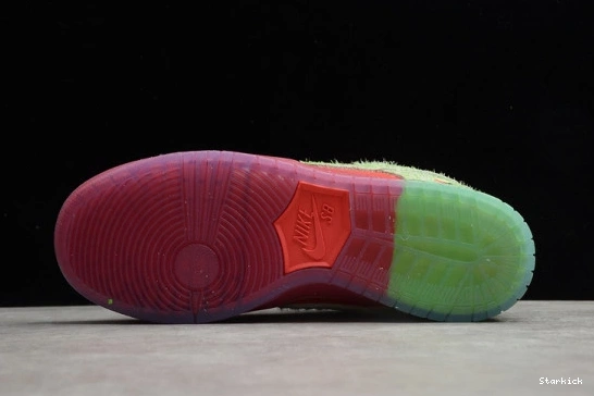 low"strawberry SB Nike Dunk cough" CW7093-601 0730